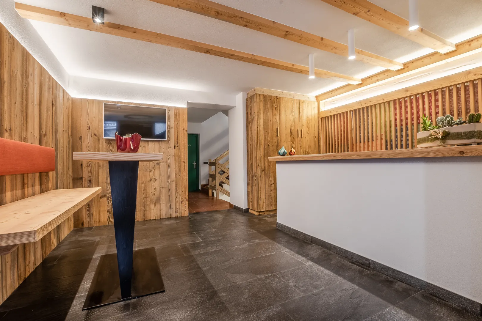 Residence Ada - reception e ingresso con rivestimenti in legno naturale