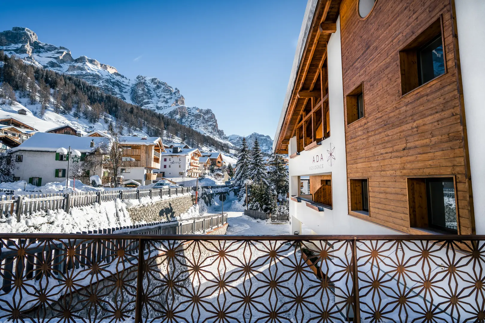 Residence Ada - balcone con vista su San Cassiano e le Dolomiti in inverno