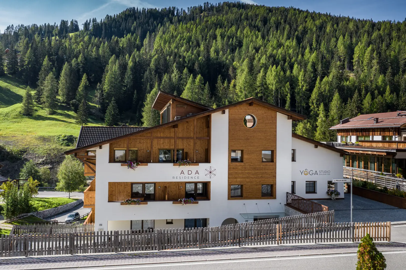 Residence Ada in estate - vista sulla struttura tra prati e boschi