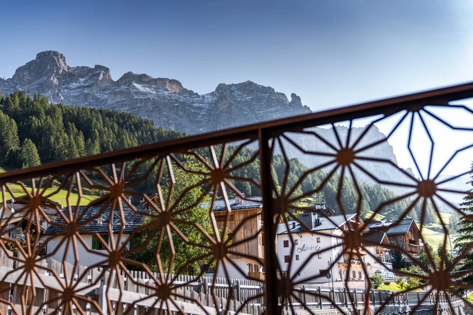 Residence Ada - ringhiera decorata del balcone con vista sulle Dolomiti
