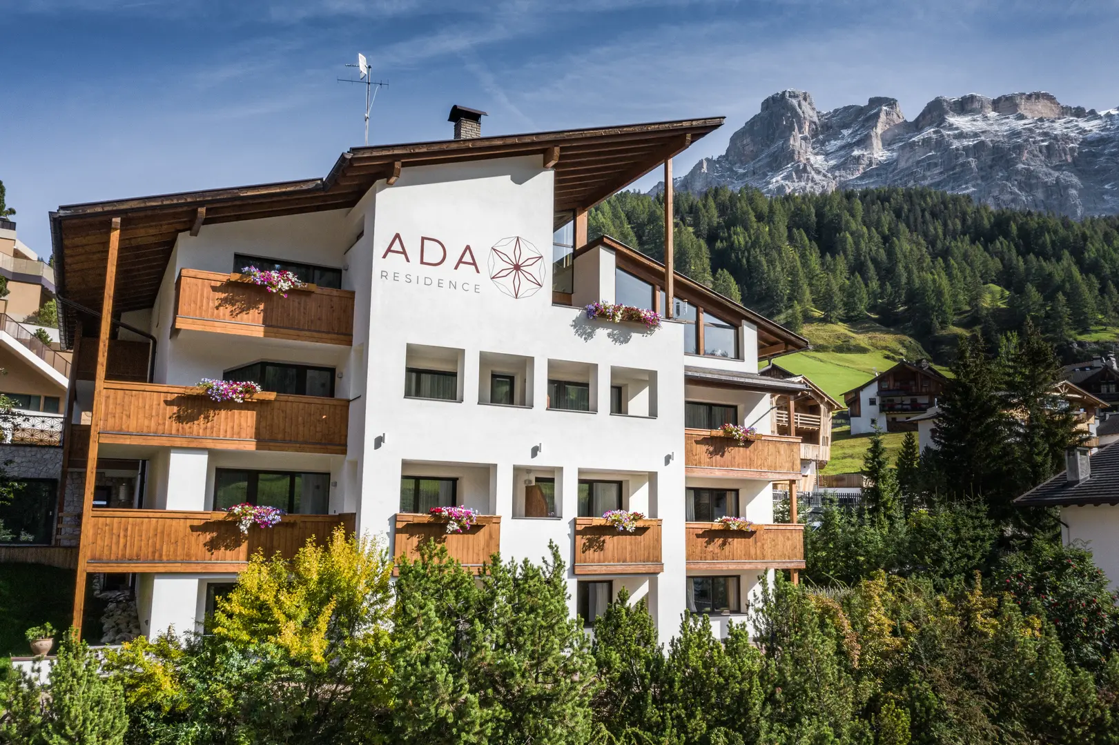 Residence Ada in estate, circondato dal verde a San Cassiano in Alta Badia
