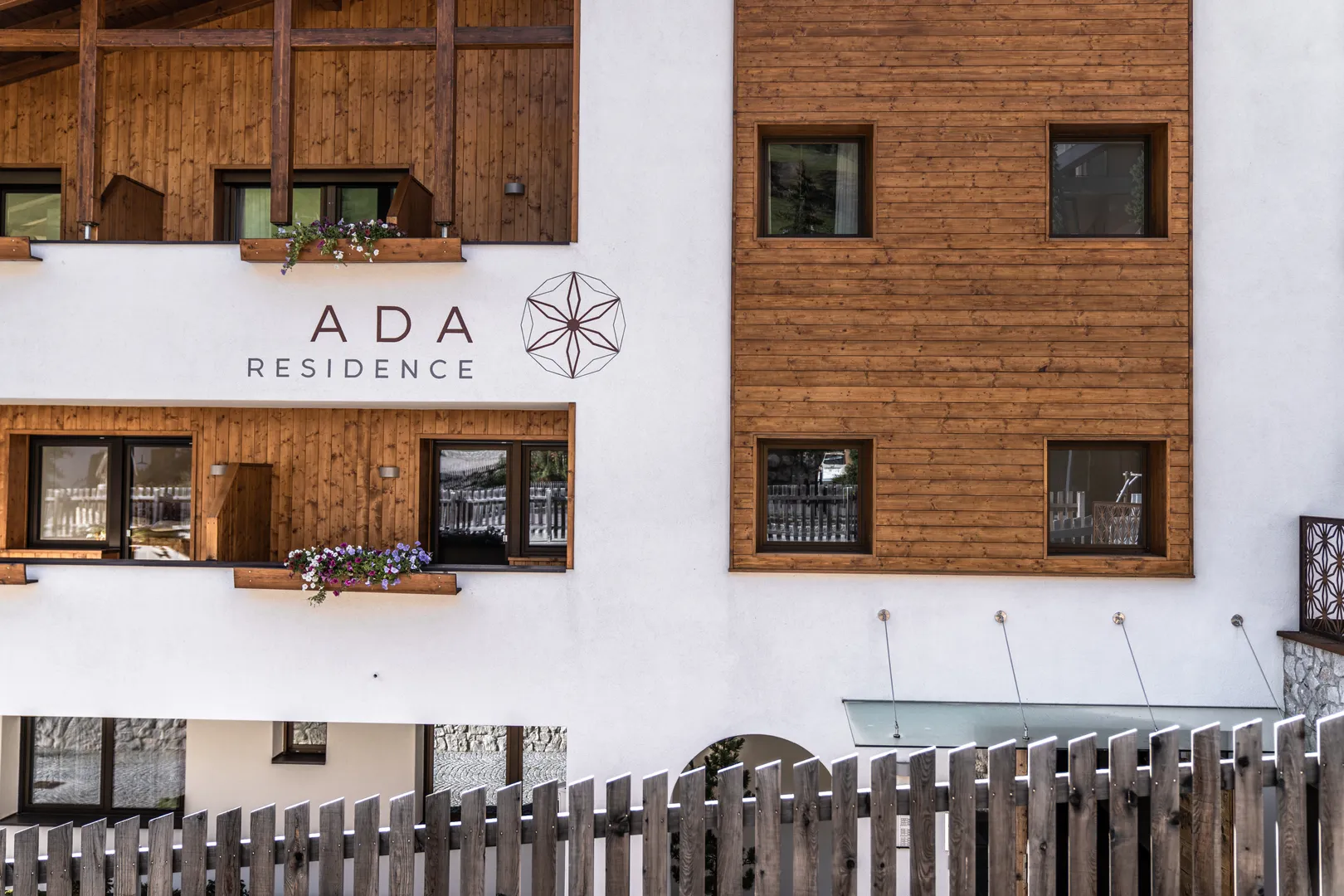 Residence Ada - facciata in legno e balconi a San Cassiano