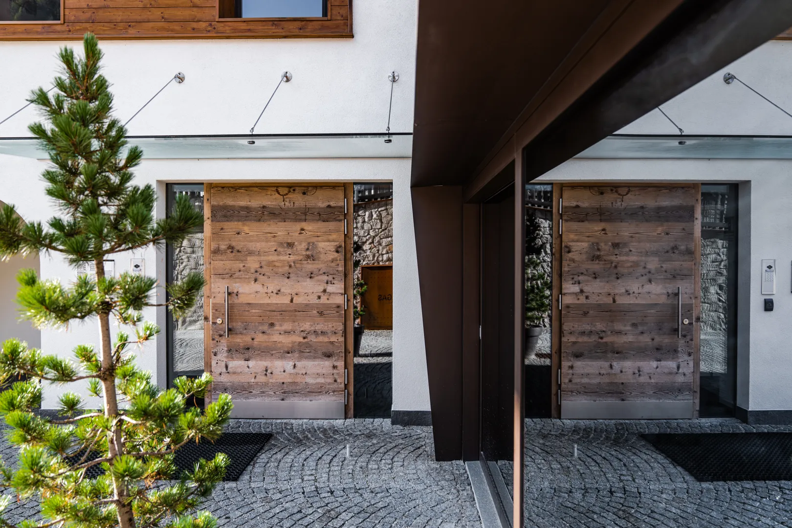 Residence Ada - ingresso con portale in legno