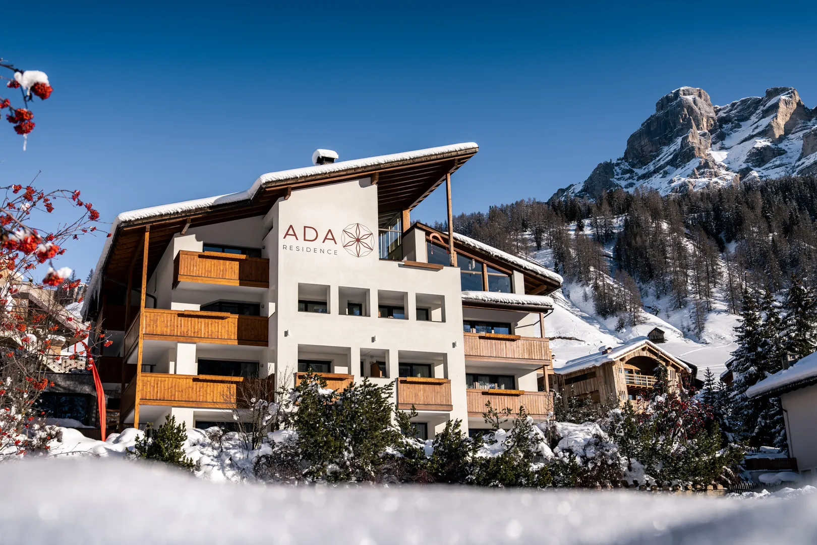 Residence Ada in inverno, circondato dalla neve in Alta Badia